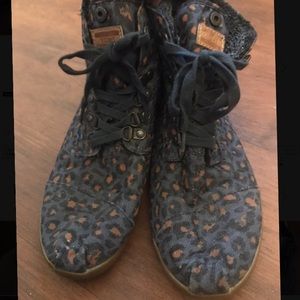 Toms leopard print shoes